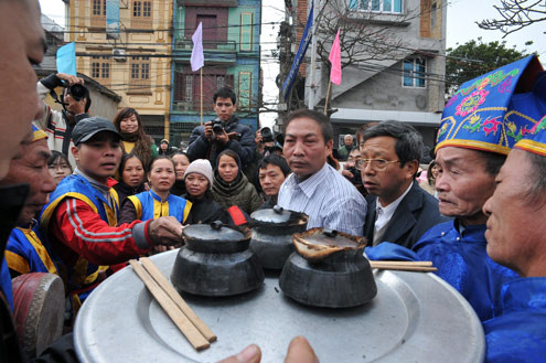 Hết thời gian quy định, các bậc cao niên trong làng mang mâm đi bưng niêu về chấm điểm. Hết thời gian quy định, các bậc cao niên trong làng mang mâm đi bưng niêu về chấm điểm.