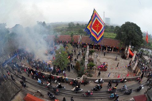 Quang cảnh đình làng Thị Cấm trong khi hội thi diễn ra. Quang cảnh đình làng Thị Cấm trong khi hội thi diễn ra.