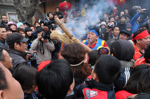 Sử sách ghi lại, từ đời vua Hùng thứ 18, có đôi vợ chồng tướng tiên phong là Phan Tây Nhạc và Hoa Dung dẫn quân qua làng đi dẹp giặc. Dân làng xin đi theo nên Tướng quân bèn mở cuộc thi thổi cơm để chọn ra người nuôi quân giỏi. Sử sách ghi lại, từ đời vua Hùng thứ 18, có đôi vợ chồng tướng tiên phong là Phan Tây Nhạc và Hoa Dung dẫn quân qua làng đi dẹp giặc. Dân làng xin đi theo nên Tướng quân bèn mở cuộc thi thổi cơm để chọn ra người nuôi quân giỏi.