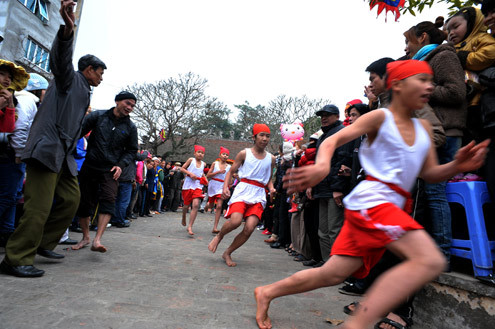 Tham dự cuộc thi có 4 đội của thôn. Bốn trẻ em được giao nhiệm vụ chạy thi lấy nước về vo gạo và nấu cơm. Tham dự cuộc thi có 4 đội của thôn. Bốn trẻ em được giao nhiệm vụ chạy thi lấy nước về vo gạo và nấu cơm.
