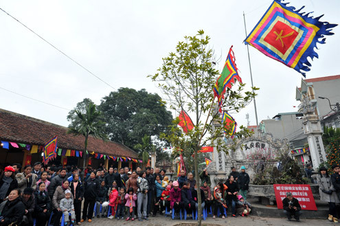 Ngay từ sáng sớm, người dân làng Thị Cấm xếp ghế ngồi vây quanh sân đình chờ đón xem những tiết mục trổ tài thổi cơm bằng bếp kiềng ba chân. Người thắng giải tin tưởng năm mới sẽ phát tài và may mắn. Ngay từ sáng sớm, người dân làng Thị Cấm xếp ghế ngồi vây quanh sân đình chờ đón xem những tiết mục trổ tài thổi cơm bằng bếp kiềng ba chân. Người thắng giải tin tưởng năm mới sẽ phát tài và may mắn.
