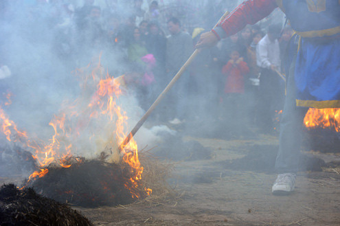 Sau đó mọi người đốt rơm để lấy tro ủ quanh niêu. Sau đó mọi người đốt rơm để lấy tro ủ quanh niêu.