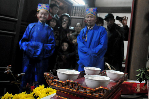 Bốn bát cơm được đặt trên ban thờ cúng tổ tiên trước giờ chấm điểm. Người thắng giải tin tưởng năm mới sẽ phát tài và may mắn. Bốn bát cơm được đặt trên ban thờ cúng tổ tiên trước giờ chấm điểm. Người thắng giải tin tưởng năm mới sẽ phát tài và may mắn.