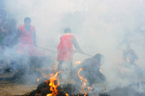 Bốn đội thi xông pha giữa chiến trận khói để làm sao cho cơm của đội mình ngon nhất, chín đều mà không bị khê. Bốn đội thi xông pha giữa chiến trận khói để làm sao cho cơm của đội mình ngon nhất, chín đều mà không bị khê.