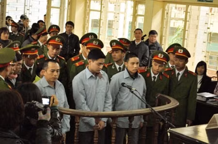 Lê Văn Luyện và người thân trước vành móng ngựa.