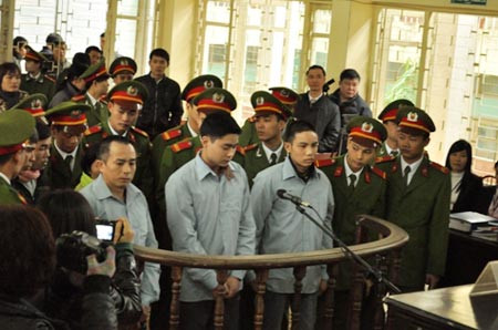 Lê Văn Luyện và người thân trước vành móng ngựa. Lê Văn Luyện và người thân trước vành móng ngựa.