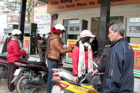 Sau khi mở cửa trở lại, cửa hàng xăng dầu Mai Dịch khá đông khách. Ảnh: Hà Đan. Ảnh: