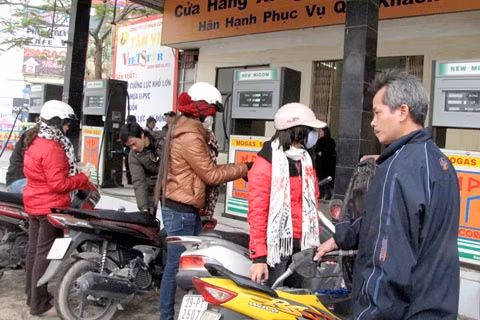 Sau khi mở cửa trở lại, cửa hàng xăng dầu Mai Dịch khá đông khách. Ảnh: Hà Đan. Ảnh: