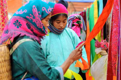 Cùng mua sắm ở chợ phiên Đồng Văn