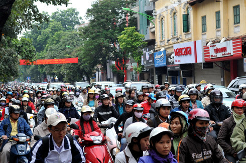 Giải quyết ùn tắc giao thông cần nhiều biện pháp. Ảnh: Hoàng Hà.