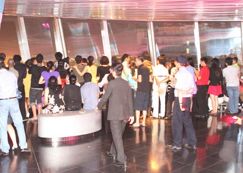 Mọi người đổ dồn xem không khí lễ hội đón giao thừa phía dưới đường Nguyễn Huệ và màn bắn pháo hoa chào năm mới. Mọi người đổ dồn xem không khí lễ hội đón giao thừa phía dưới đường Nguyễn Huệ và màn bắn pháo hoa chào năm mới.