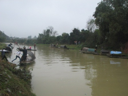 Những con đò di động chở người dân sang sông tham gia phiên chợ Những con đò di động chở người dân sang sông tham gia phiên chợ