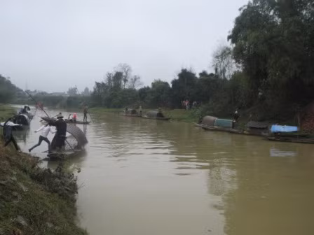 Những con đò di động chở người dân sang sông tham gia phiên chợ