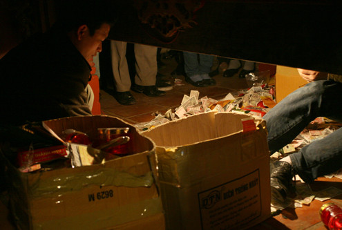 Để tránh tình trạng quá tải chỗ đặt tiền công đức, trong phủ Tây Hồ, dưới gầm ban thờ chính trong phủ luôn có một đến hai người túc trực làm công việc phân loại tiền thật và tiền âm phủ để cho vào một thùng cát tông. Để tránh tình trạng quá tải chỗ đặt tiền công đức, trong phủ Tây Hồ, dưới gầm ban thờ chính trong phủ luôn có một đến hai người túc trực làm công việc phân loại tiền thật và tiền âm phủ để cho vào một thùng cát tông.