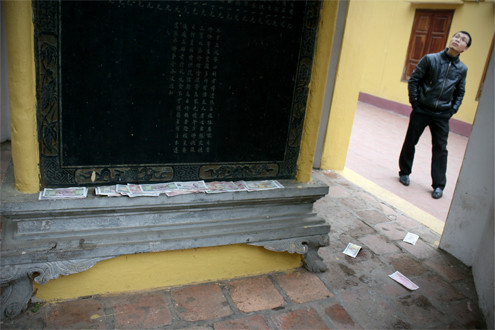 Tại những tấm bia công đức trong chùa Trấn Quốc. Tại những tấm bia công đức trong chùa Trấn Quốc.