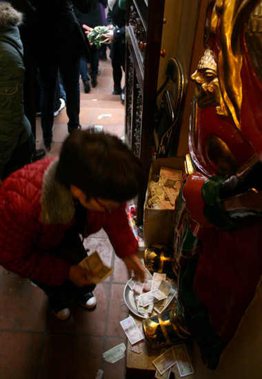 Thậm chí ngay cả dưới chân tượng cũng được phủ kín bởi tiền công đức. Thậm chí ngay cả dưới chân tượng cũng được phủ kín bởi tiền công đức.