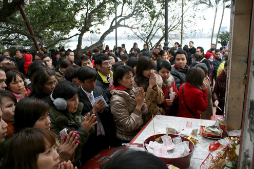 Những ngày đầu năm tại các chùa, đền, phủ tại thủ đô luôn đông đúc người tới cầu may. Những ngày đầu năm tại các chùa, đền, phủ tại thủ đô luôn đông đúc người tới cầu may.
