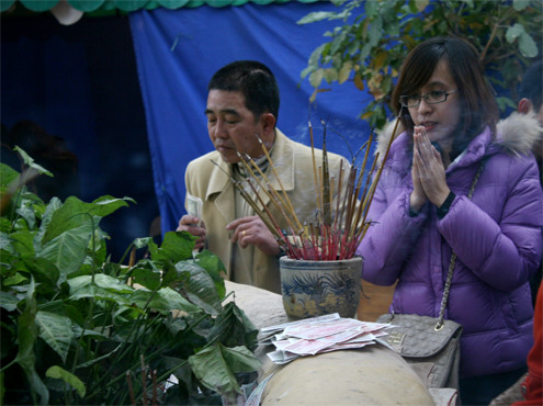Tại phủ Tây Hồ, nhiều người đặt tiền ngay trên tường rào vây quanh cây đa. Tại phủ Tây Hồ, nhiều người đặt tiền ngay trên tường rào vây quanh cây đa.