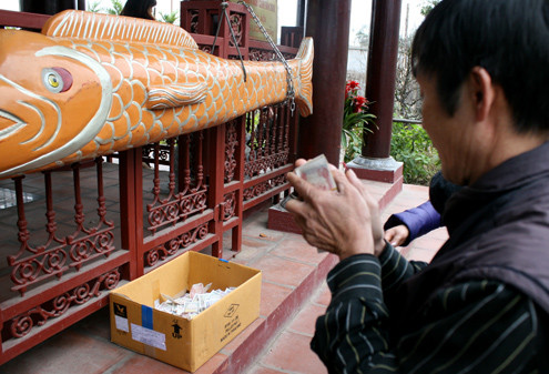 Hay những nơi như để chuông, để những đồ trang trí phía bên ngoài chùa cũng được người dân khấn bái và đăt tiền lẻ. Hay những nơi như để chuông, để những đồ trang trí phía bên ngoài chùa cũng được người dân khấn bái và đăt tiền lẻ.