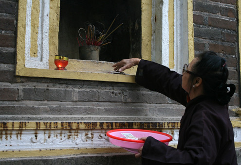 Hay ở chùa Trấn Quốc cũng luôn có một phật tử làm công việc thu gom tiền công đức. Hay ở chùa Trấn Quốc cũng luôn có một phật tử làm công việc thu gom tiền công đức.