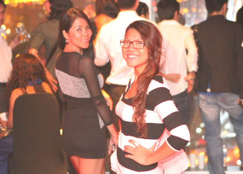 Khoe dáng trong thời khắc giao thừa. Khoe dáng trong thời khắc giao thừa.