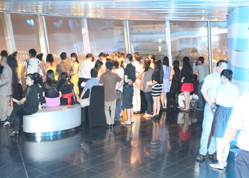 Tại tầng Saigon skydec của tòa nhà này, hàng trăm người háo hức chào năm mới. Tại tầng Saigon skydec của tòa nhà này, hàng trăm người háo hức chào năm mới.