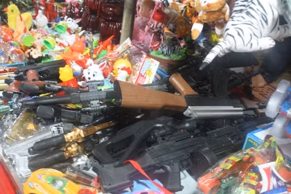 Nhan nhản súng bắn đạn nhựa được bày bán tại khu lễ hội.