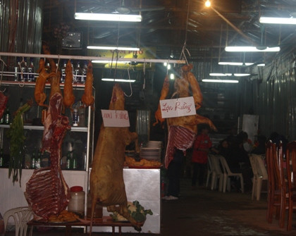 Treo biển thú rừng "móc túi" du khách Treo biển thú rừng "móc túi" du khách