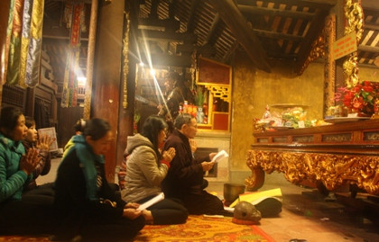 Nhiều du khách tranh thủ lễ sớm trong đêm. Nhiều du khách tranh thủ lễ sớm trong đêm.