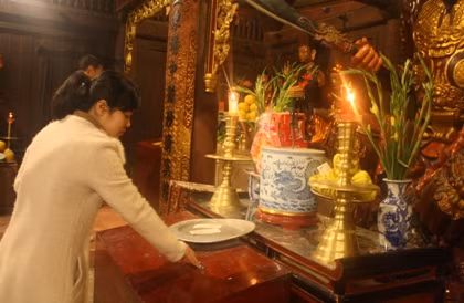 Hầu hết các du khách đã có ý thức bỏ tiền lễ vào hòm công đức thay vì đặt trên ban lễ.