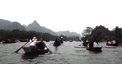 Hàng vạn du khách đổ về chùa Thiên Trù chờ đón thời khắc khai hội chùa Hương.