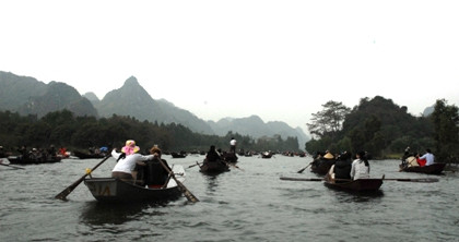 Hàng vạn du khách đổ về chùa Thiên Trù chờ đón thời khắc khai hội chùa Hương. Hàng vạn du khách đổ về chùa Thiên Trù chờ đón thời khắc khai hội chùa Hương.