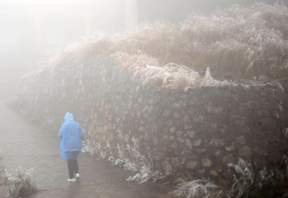 Con người co ro và bé nhỏ