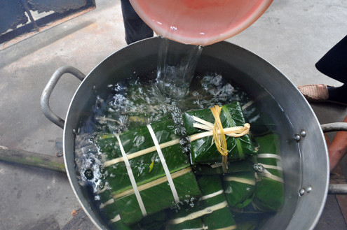 Bánh được cho vào nồi to, đổ nước vào luộc. Dự kiến sau 12 giờ sẽ vớt bánh kịp thời thắp thương ngày Tết. Bánh được cho vào nồi to, đổ nước vào luộc. Dự kiến sau 12 giờ sẽ vớt bánh kịp thời thắp thương ngày Tết.