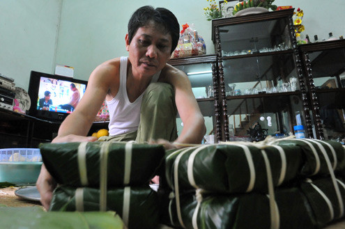 "Tuy bánh không vuông vắn nhưng là của mình vẫn thích hơn, đảm bảo vệ sinh lại ngon như ý muốn", ông Thiện nói. "Tuy bánh không vuông vắn nhưng là của mình vẫn thích hơn, đảm bảo vệ sinh lại ngon như ý muốn", ông Thiện nói.