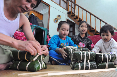 Hai ông bà năm nay xấp xỉ 60 tuổi, có 3 cháu từ 3 đến 10 tuổi. Các bé thích thú sà vào xem và nghịch khi hơn chục chiếc bánh đã hoàn thành. Hai ông bà năm nay xấp xỉ 60 tuổi, có 3 cháu từ 3 đến 10 tuổi. Các bé thích thú sà vào xem và nghịch khi hơn chục chiếc bánh đã hoàn thành.