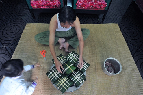 Công việc xong xuôi, 5 kg gạo gia đình đã gói được 14 chiếc to và 2 chiếc nhỏ cho các bé. Công việc xong xuôi, 5 kg gạo gia đình đã gói được 14 chiếc to và 2 chiếc nhỏ cho các bé.