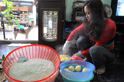 Cô con dâu của ông làm nhiệm vụ nặn đỗ xanh thành từng viên to đều nhau. Cô con dâu của ông làm nhiệm vụ nặn đỗ xanh thành từng viên to đều nhau.