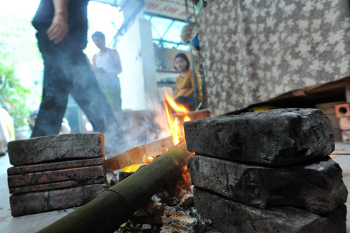 Không khí Tết của gia đình thực sự ấm lên khi bếp củi bắt đầu được chất. Không khí Tết của gia đình thực sự ấm lên khi bếp củi bắt đầu được chất.