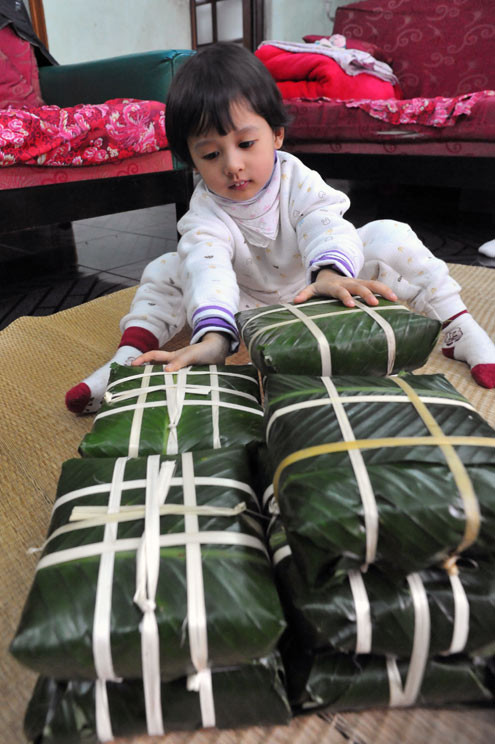 Bé Minh Phương tinh nghịch ngồi xếp bánh thành hàng. Bé Minh Phương tinh nghịch ngồi xếp bánh thành hàng.