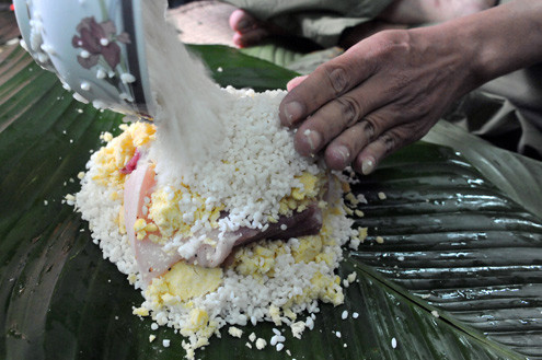 Ông Thiện cho biết, mua bánh chưng dịch vụ cũng được, nhưng tự tay đãi đỗ, thái thịt, mua lá dong mục đích chính là tạo không khí Tết vui vẻ cả nhà. Ông Thiện cho biết, mua bánh chưng dịch vụ cũng được, nhưng tự tay đãi đỗ, thái thịt, mua lá dong mục đích chính là tạo không khí Tết vui vẻ cả nhà.