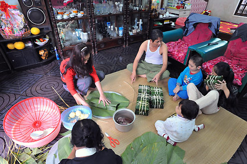 Quang cảnh gói bánh chưng Tết tại nhà ông Thiện, bà Chính trước Tết 2 ngày. Quang cảnh gói bánh chưng Tết tại nhà ông Thiện, bà Chính trước Tết 2 ngày.