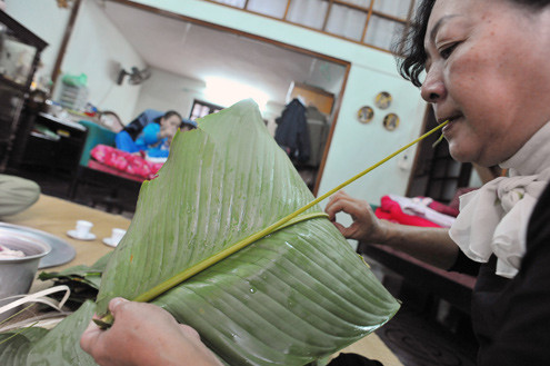 Đã thành truyền thống, năm nào Tết đến gia đình cũng không mua mà tự tay gói bánh. Năm nay nhà bà Chính gói 5 kg, dự kiến sẽ được hơn một chục chiếc. Đã thành truyền thống, năm nào Tết đến gia đình cũng không mua mà tự tay gói bánh. Năm nay nhà bà Chính gói 5 kg, dự kiến sẽ được hơn một chục chiếc.