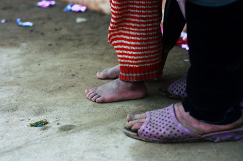 Đôi chân trần nhỏ bé, đỏ lên vì rét Đôi chân trần nhỏ bé, đỏ lên vì rét