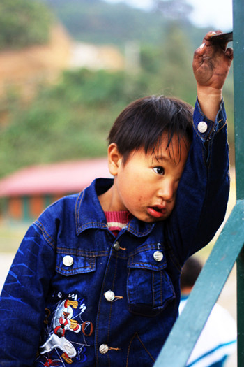 Một chiếc áo mới khiến em nổi bật hẳn lên với các bạn, nhưng không thấy được niềm hân hoan ở em. Một chiếc áo mới khiến em nổi bật hẳn lên với các bạn, nhưng không thấy được niềm hân hoan ở em.