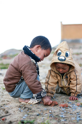 Trò chơi của các em chỉ là một viên gạch vỡ… Trò chơi của các em chỉ là một viên gạch vỡ…