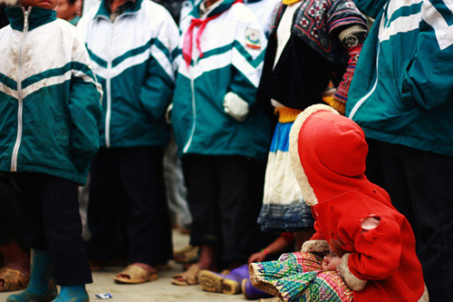 Một chiếc áo đồng phục đến trường lành lặn là thứ không phải đứa trẻ nào nơi đây cũng có. Một chiếc áo đồng phục đến trường lành lặn là thứ không phải đứa trẻ nào nơi đây cũng có.