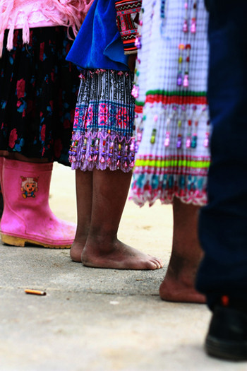 Và cả những đôi chân trần không giày dép… Và cả những đôi chân trần không giày dép…