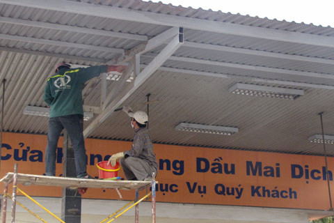 Nhân viên cửa hàng cấp tập sửa sang để chuẩn bị khai trương. Ảnh: Bách Hợp. Nhân viên cửa hàng cấp tập sửa sang để chuẩn bị khai trương. Ảnh: Bách Hợp.