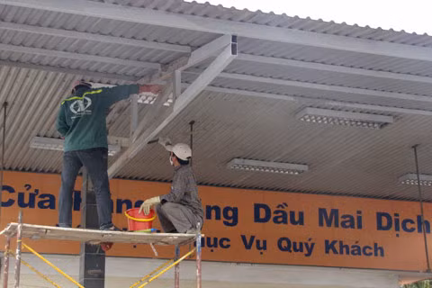 Nhân viên cửa hàng cấp tập sửa sang để chuẩn bị khai trương. Ảnh: Bách Hợp. Nhân viên cửa hàng cấp tập sửa sang để chuẩn bị khai trương. Ảnh: Bách Hợp.